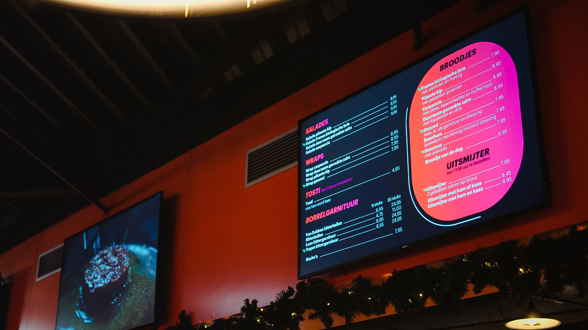 Restaurant menukaart weergegeven op een tv-scherm bij De Uithof, ontworpen door Marketing in Beeld
