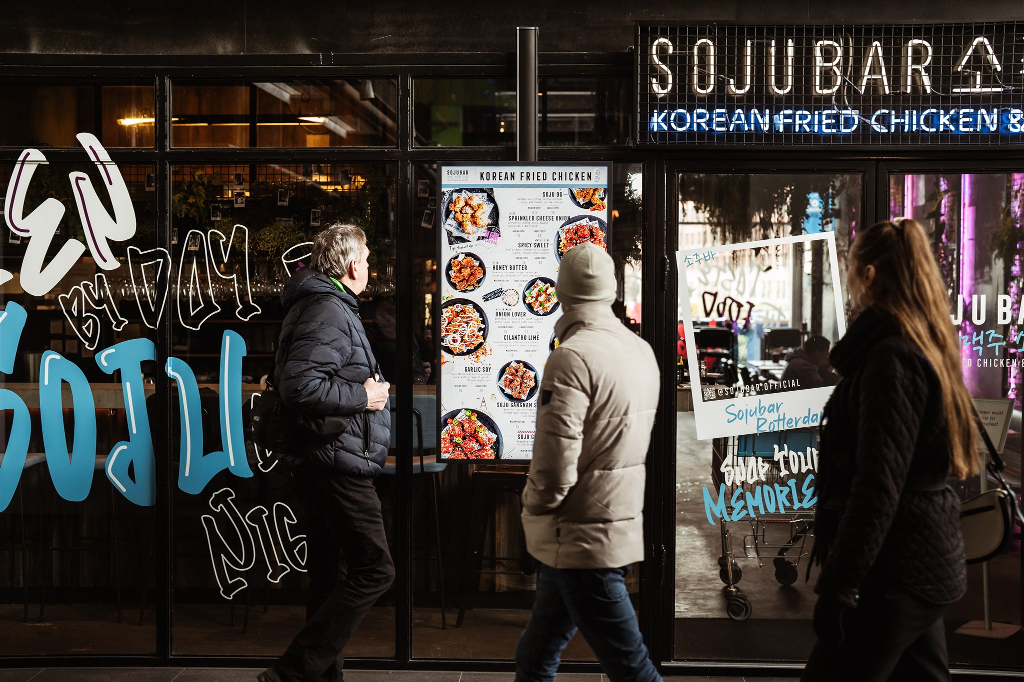 Marketing in Beeld Sojubar laat menukaart zien op digital signage display geleverd door Marketing in Beeld