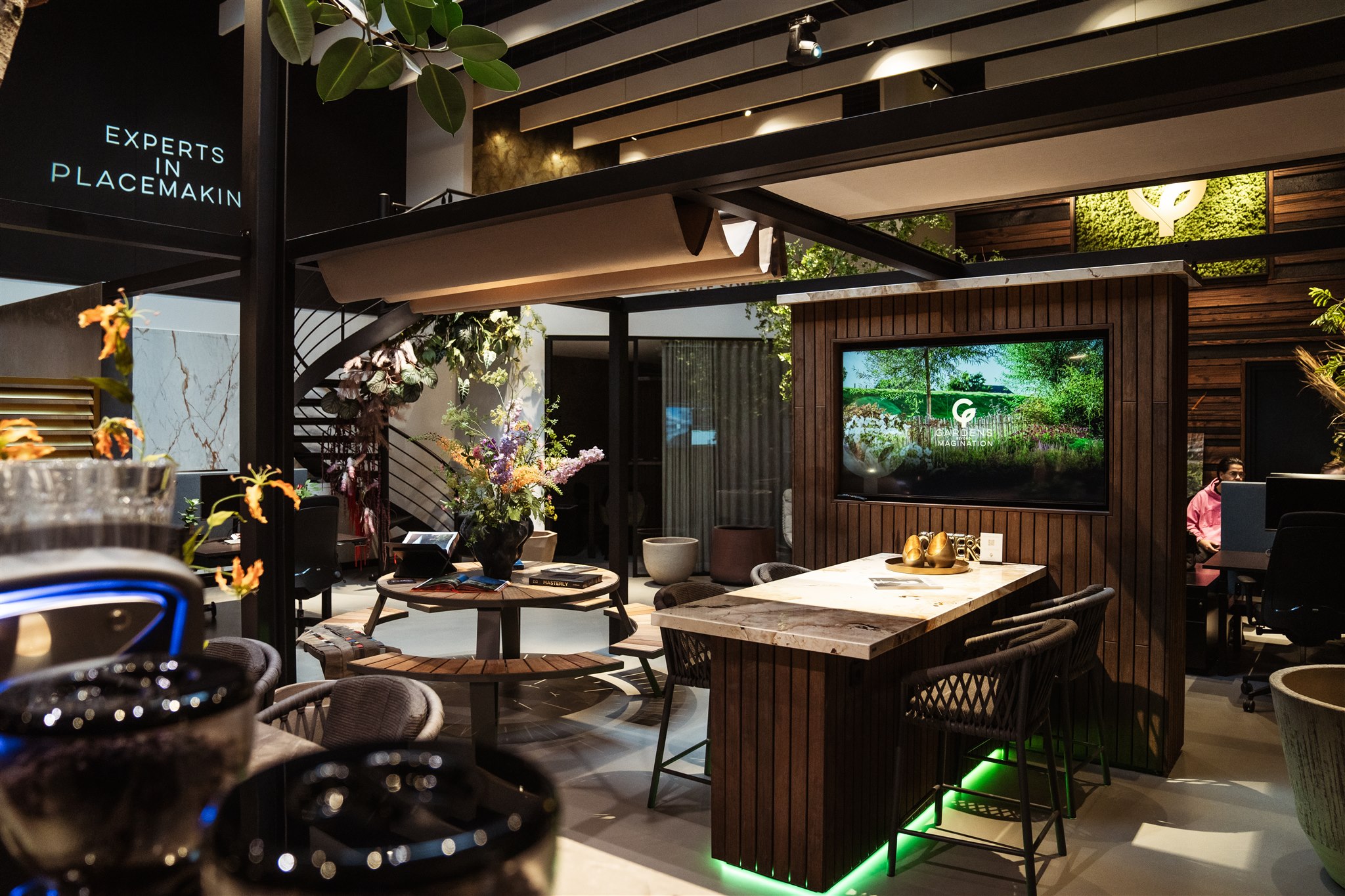 Narrowcasting scherm op kantoor toont interne mededelingen voor personeel