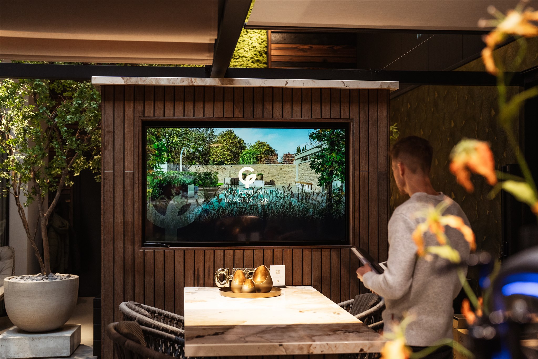 Marketing in Beeld gebruikt digital signage voor sfeerbeelden in showroom