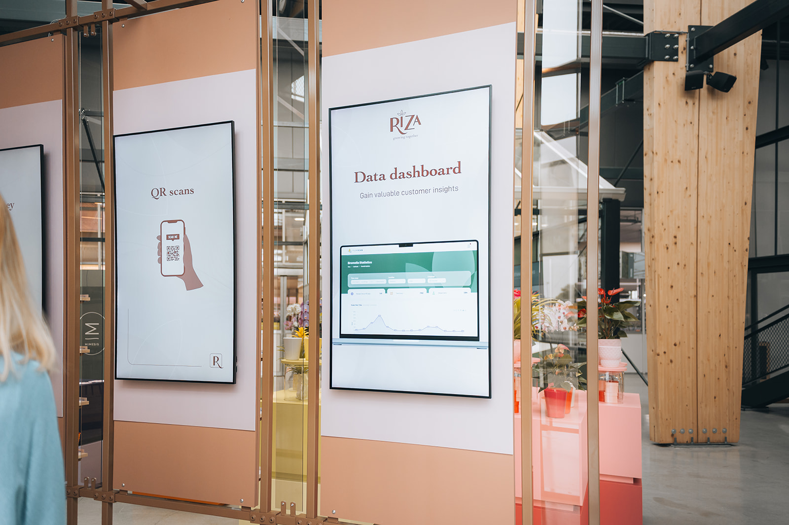 Marketing In Beeld - Cases Narrowcasting scherm op kantoor toont interne mededelingen voor personeel