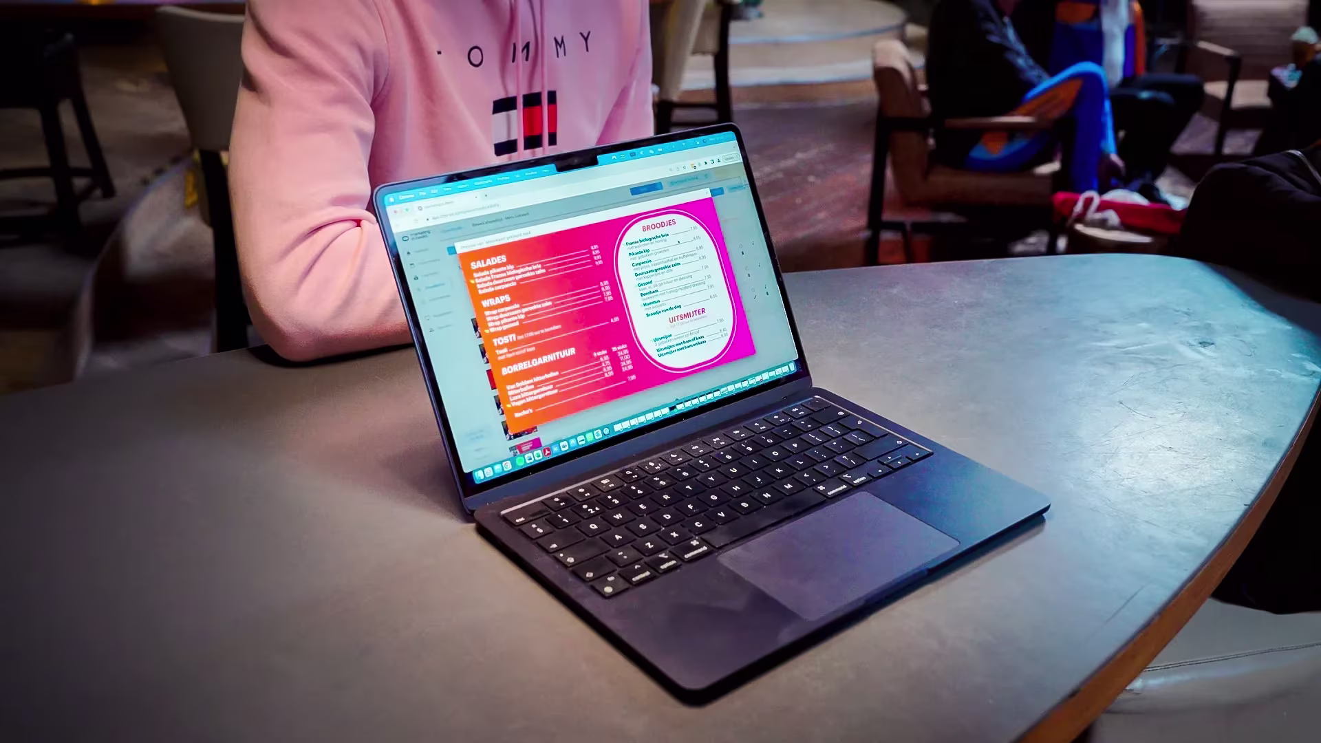 Voorbeeld van narrowcasting software op laptop digital signage
