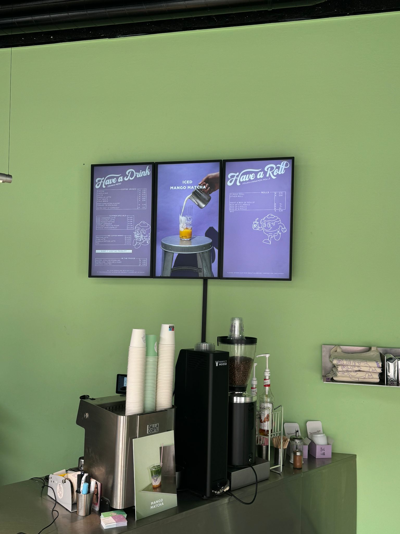 Horecazaak van Have a Roll waar digitale menuborden de winkelbeleving versterken