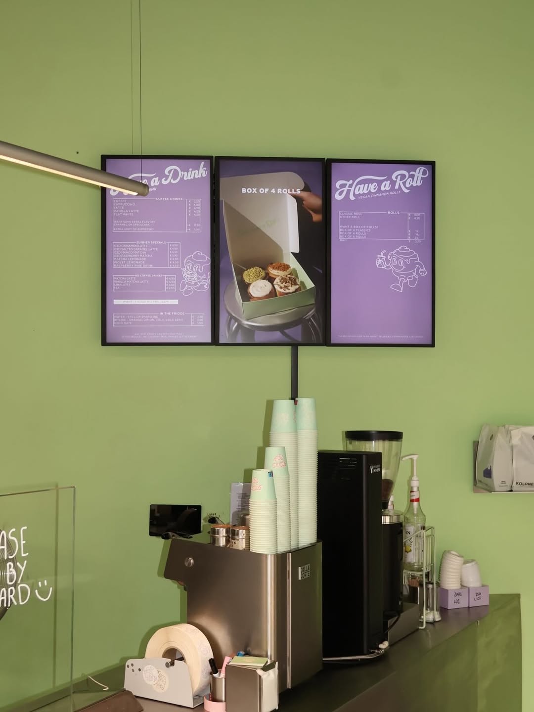 Digitale menuschermen in een Have a Roll vestiging met dynamische menupresentatie